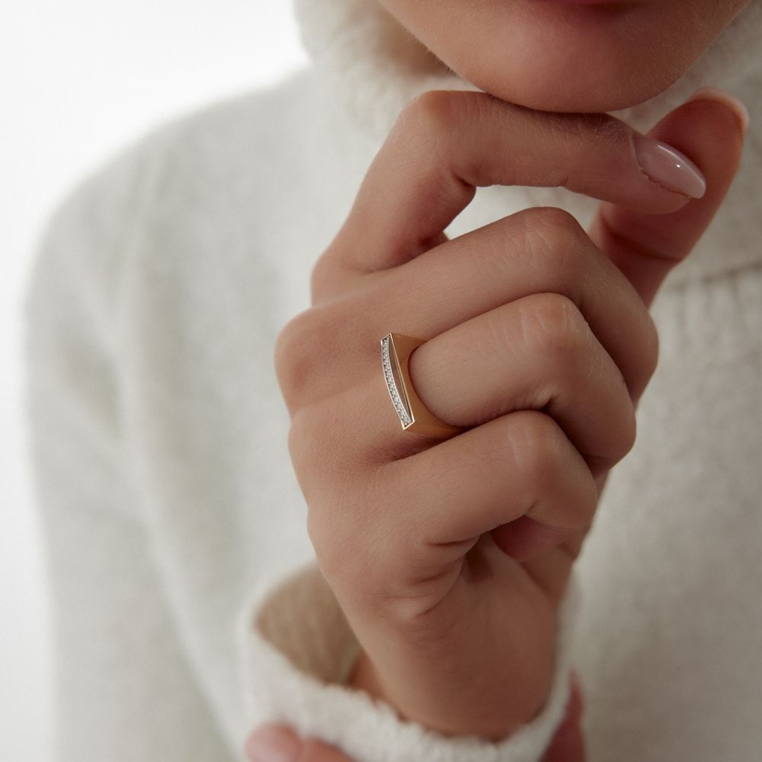 Baget Sıra Yassı Tasarım Taşlı Yüzük