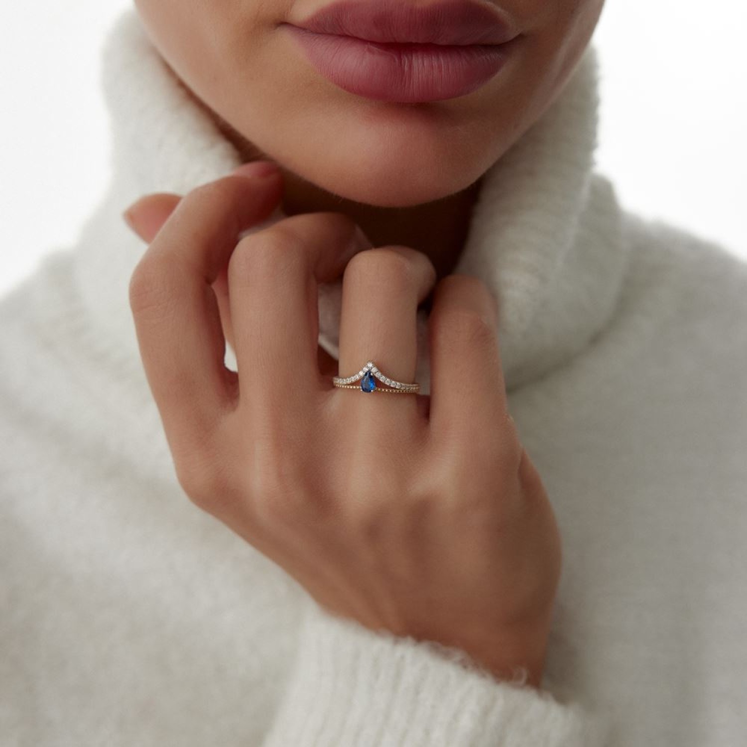 Beyaz Baget Damla Mavi Taşlı Yüzük