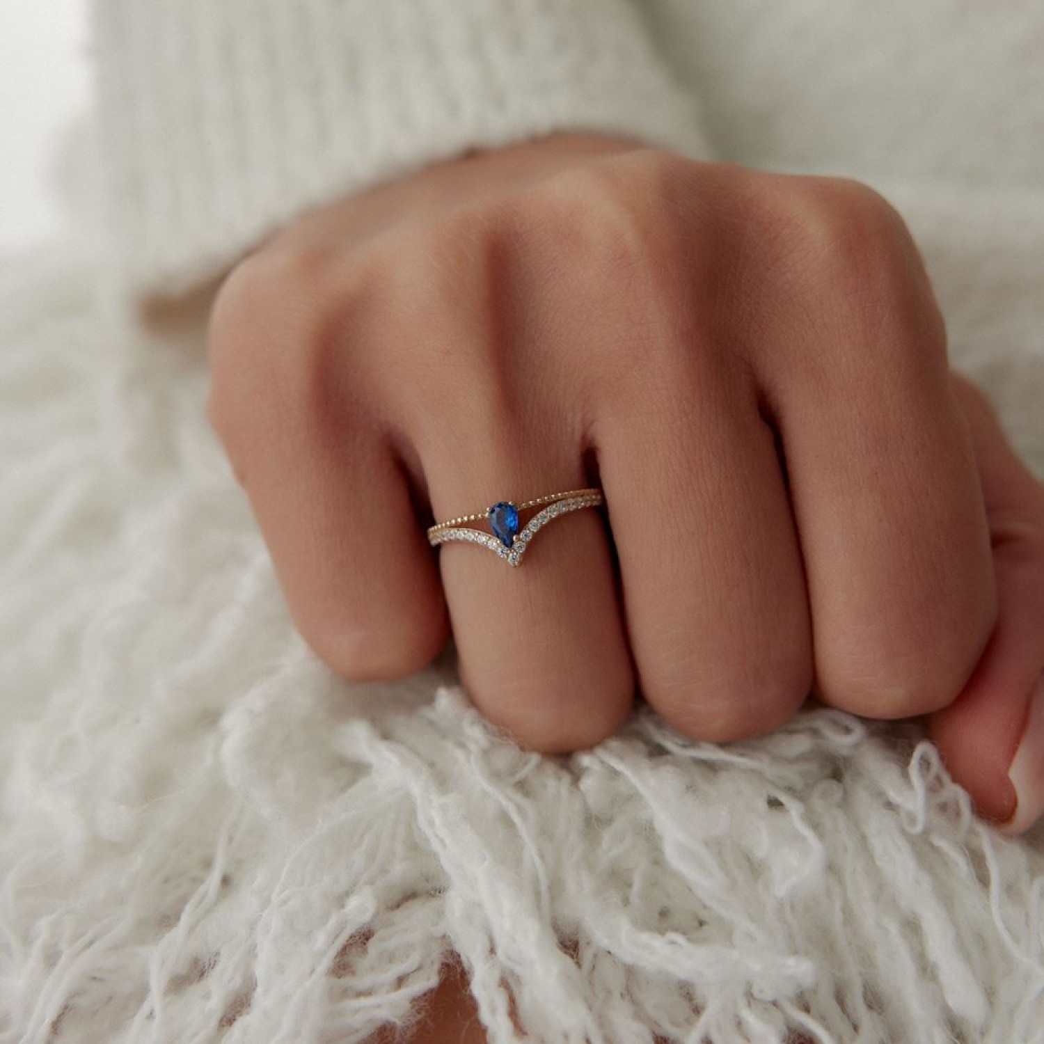 Beyaz Baget Damla Mavi Taşlı Yüzük