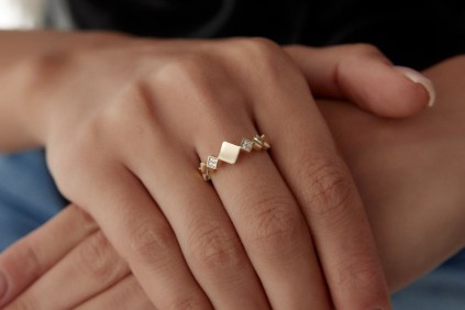 Kare Taşlı Tasarım Yüzük