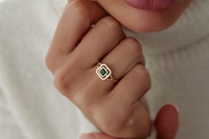 Yeşil Taşlı Kare Tasarım Yüzük