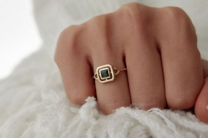 Yeşil Taşlı Kare Tasarım Yüzük