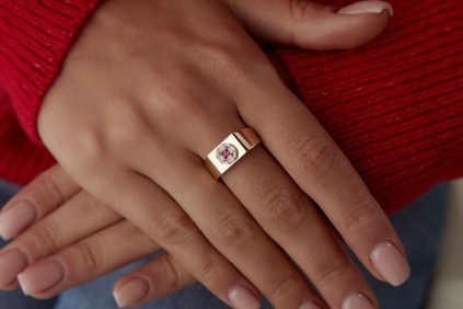 Baget Ve Pembe Taşlı Kare Tasarım Yüzük