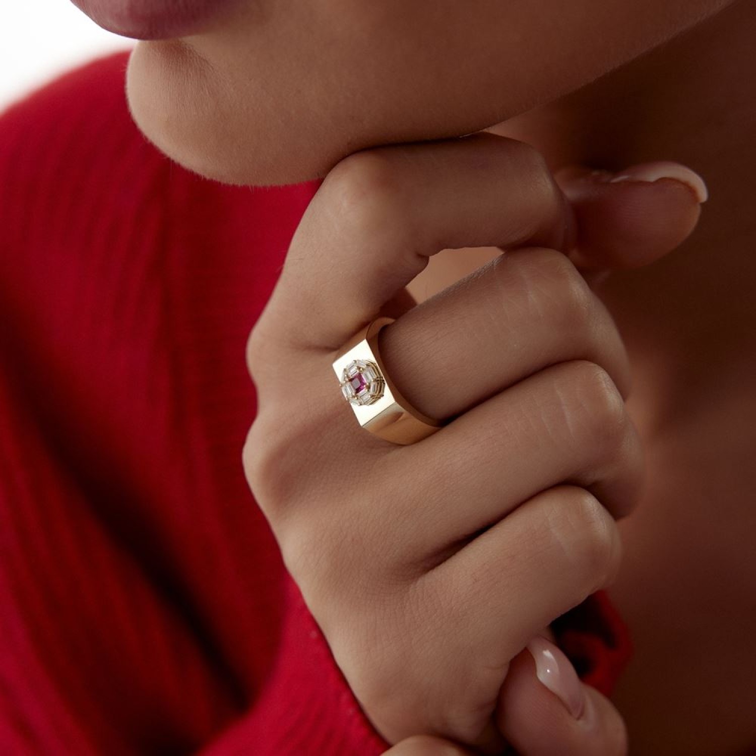 Baget Ve Pembe Taşlı Kare Tasarım Yüzük