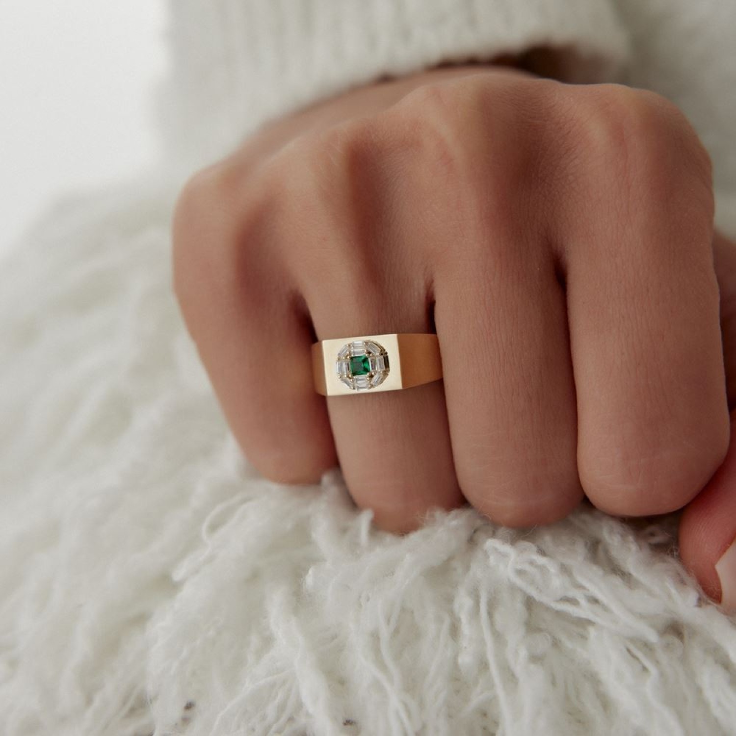 Baget Ve Yeşil Taşlı Kare Tasarım Yüzük