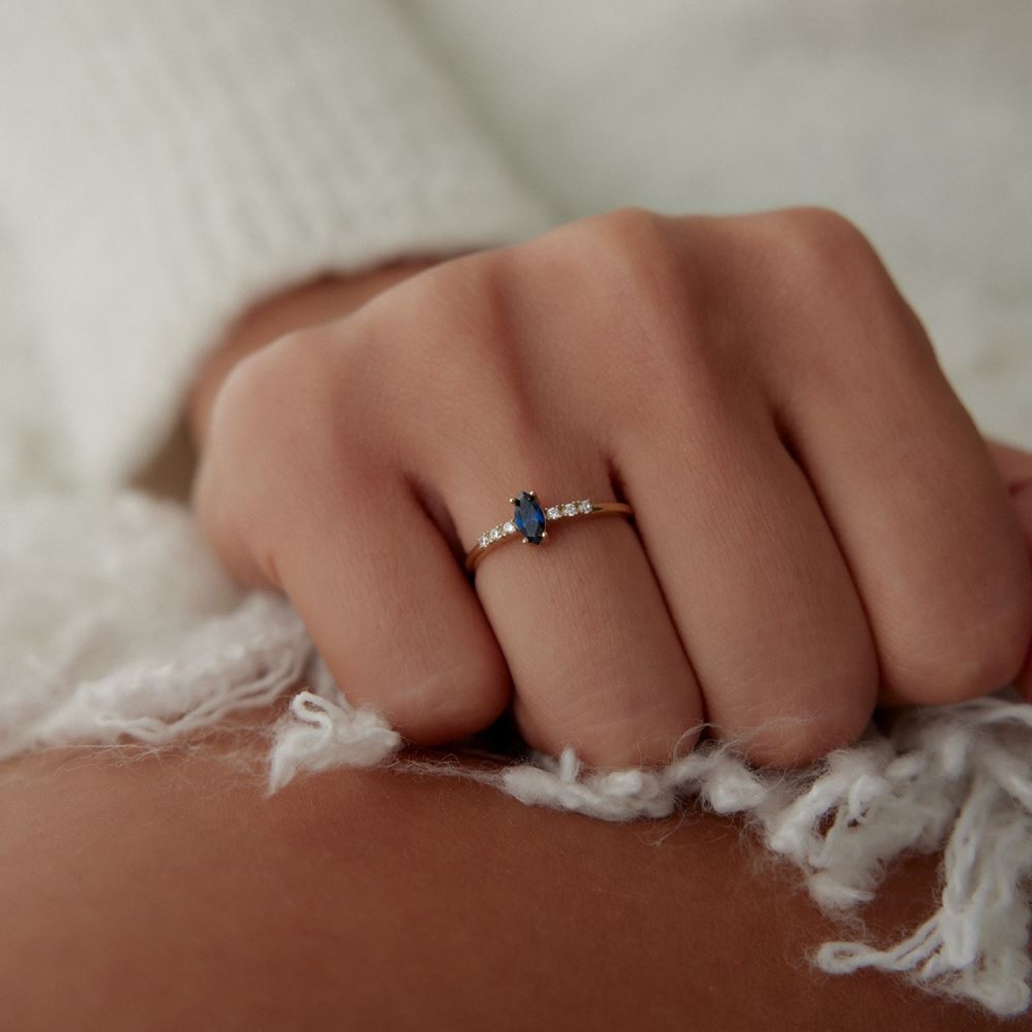 Mavi Damla Beyaz Baget Taşlı Yüzük