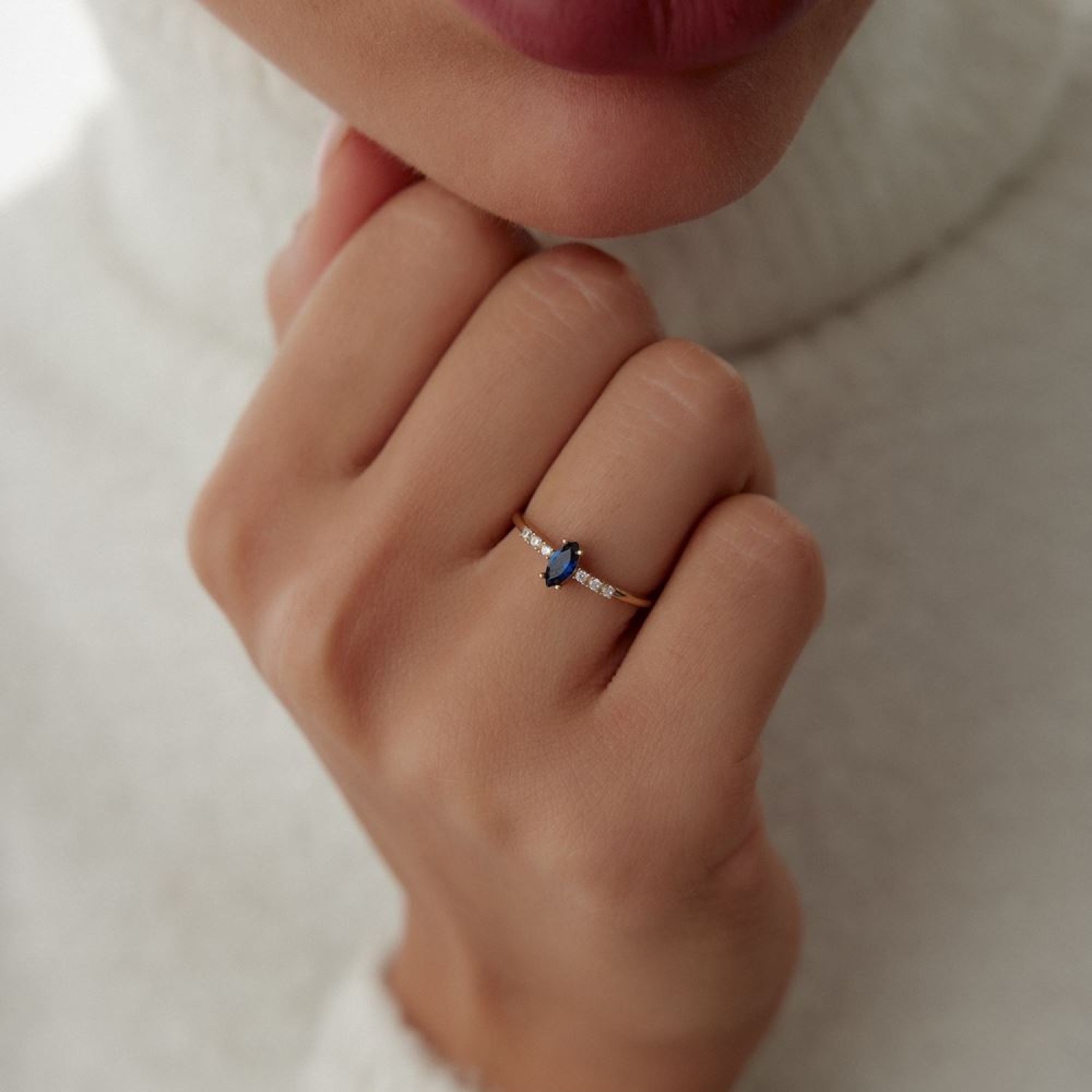 Mavi Damla Beyaz Baget Taşlı Yüzük