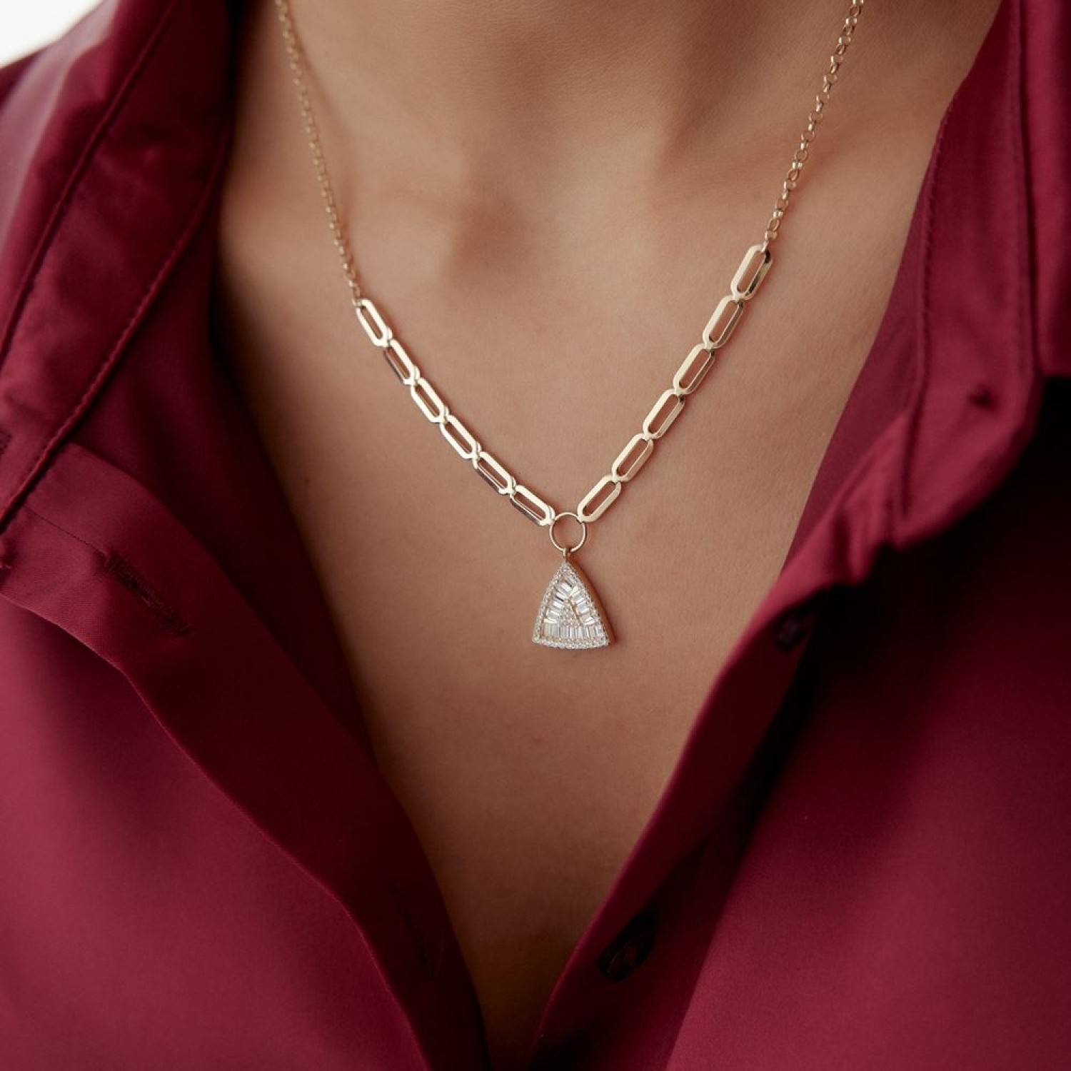 Baget Taşlı Üçgen Tasarım Kolye