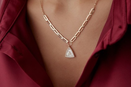 Baget Taşlı Üçgen Tasarım Kolye