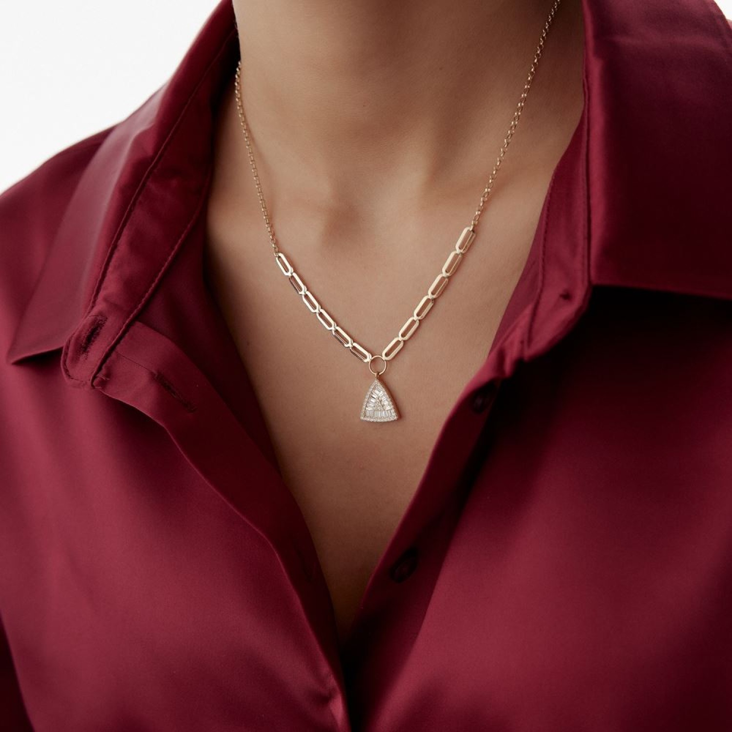 Baget Taşlı Üçgen Tasarım Kolye