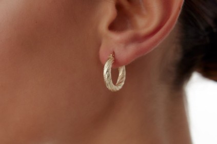 Sade Kıvrımlı Nokta Halka Küpe