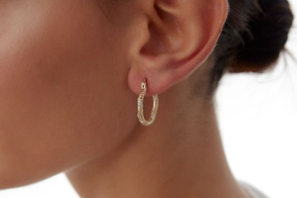 Oval Tasarım Çapraz Taşlı Halka Küpe