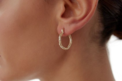 Oval Tasarım Çapraz Taşlı Halka Küpe