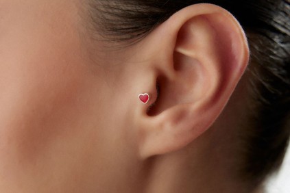 Kırmızı Mineli Kalp Piercing