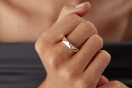 Üçgen Taşlı Yüzük