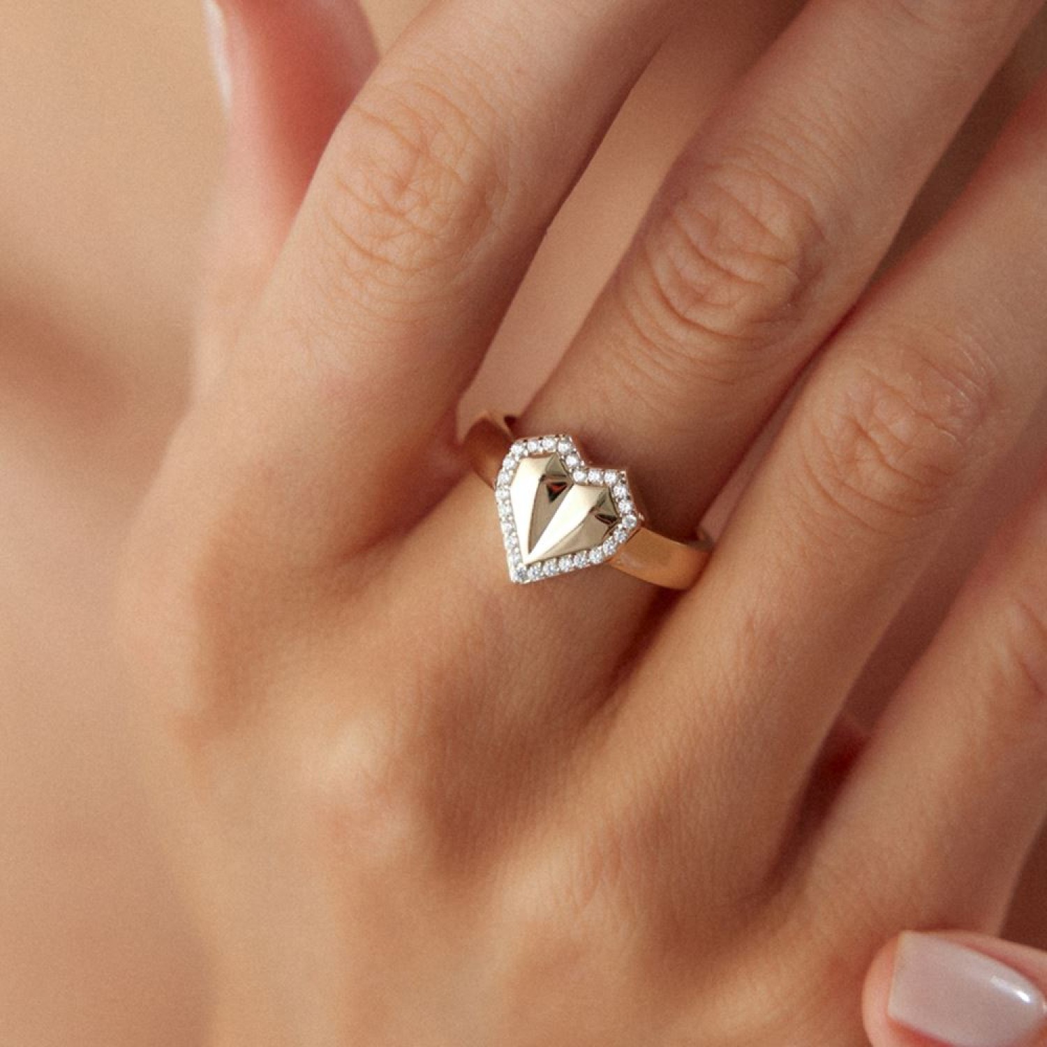 Kalpli Taşlı Yüzük