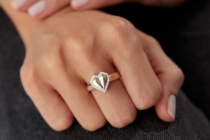 Kalpli Taşlı Yüzük