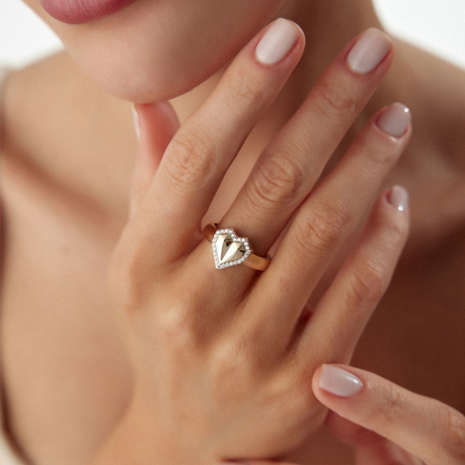 Kalpli Taşlı Yüzük