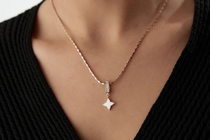 Yonca Beyaz Mineli Charm Kolye