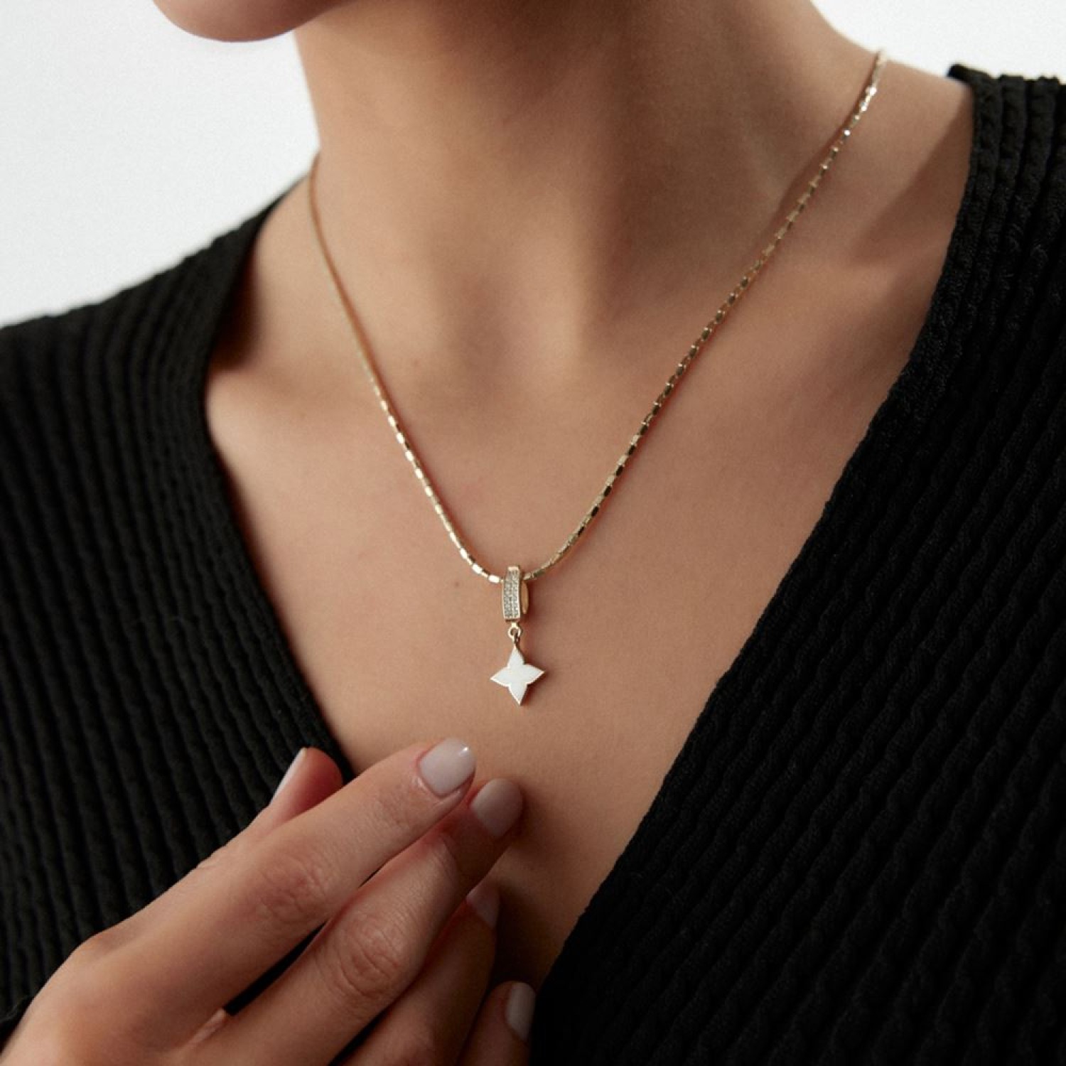 Yonca Beyaz Mineli Charm Kolye