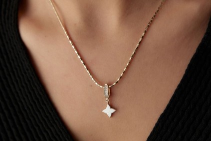 Yonca Beyaz Mineli Charm Kolye