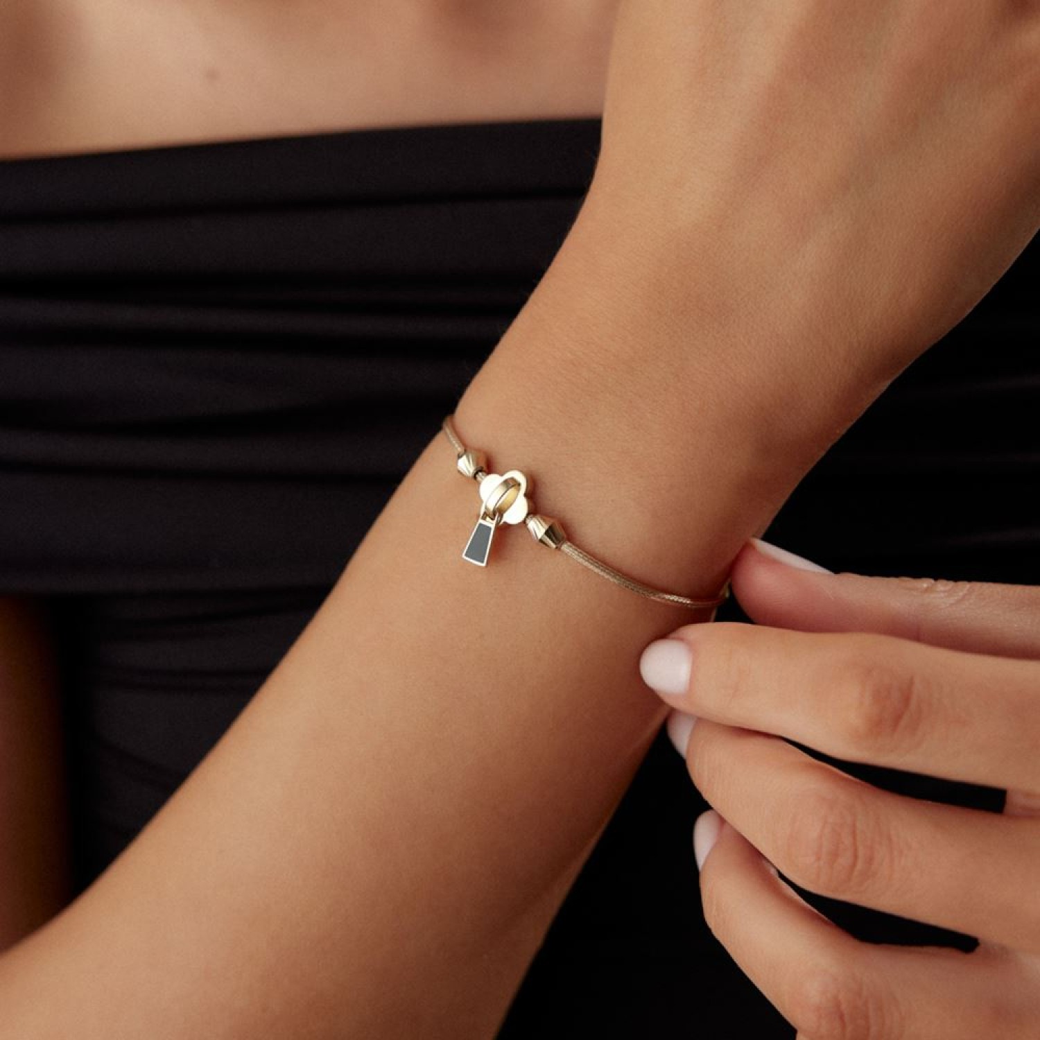 Yonca Siyah Fermuar Mineli Bileklik