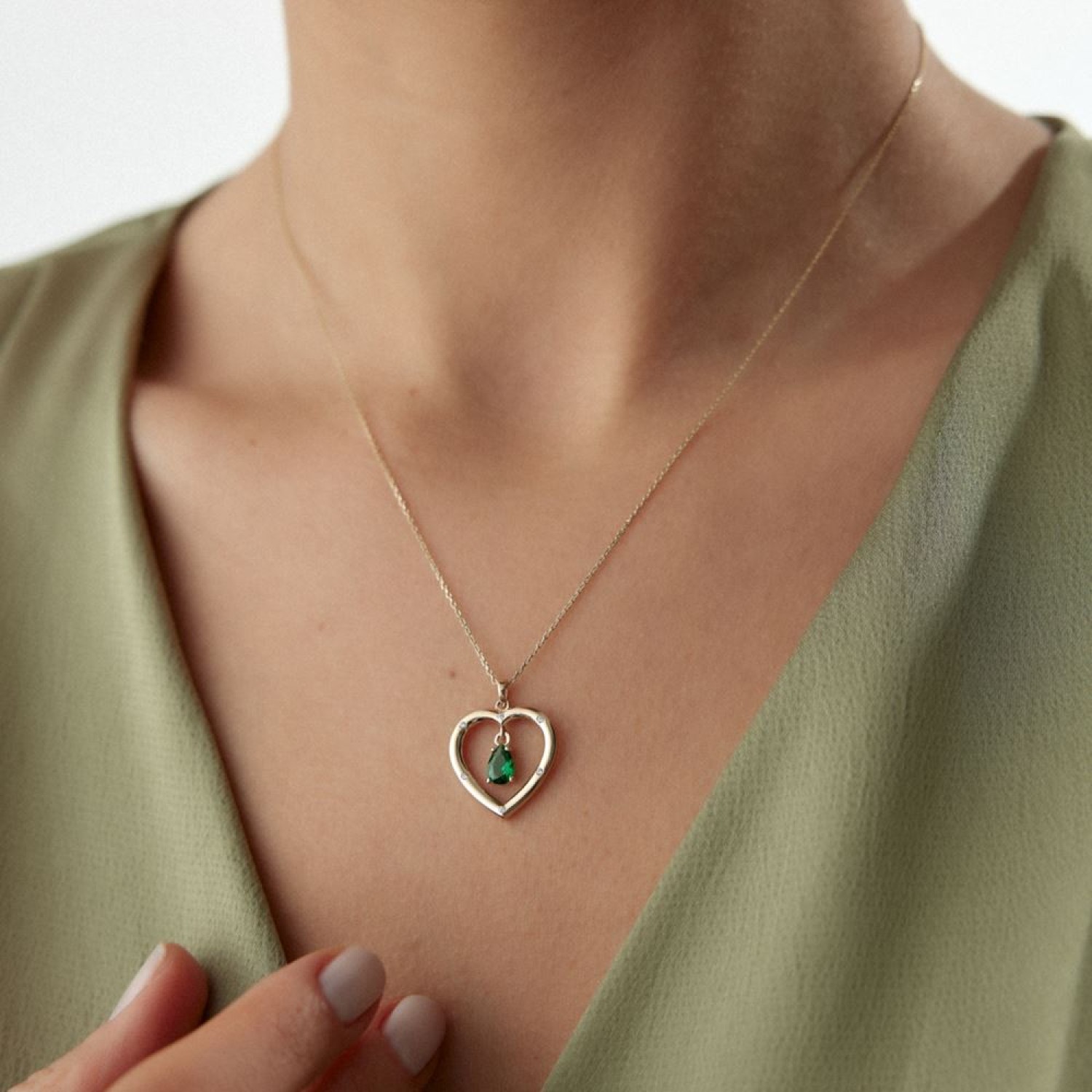 Kalpli Yeşil Taşlı Kolye