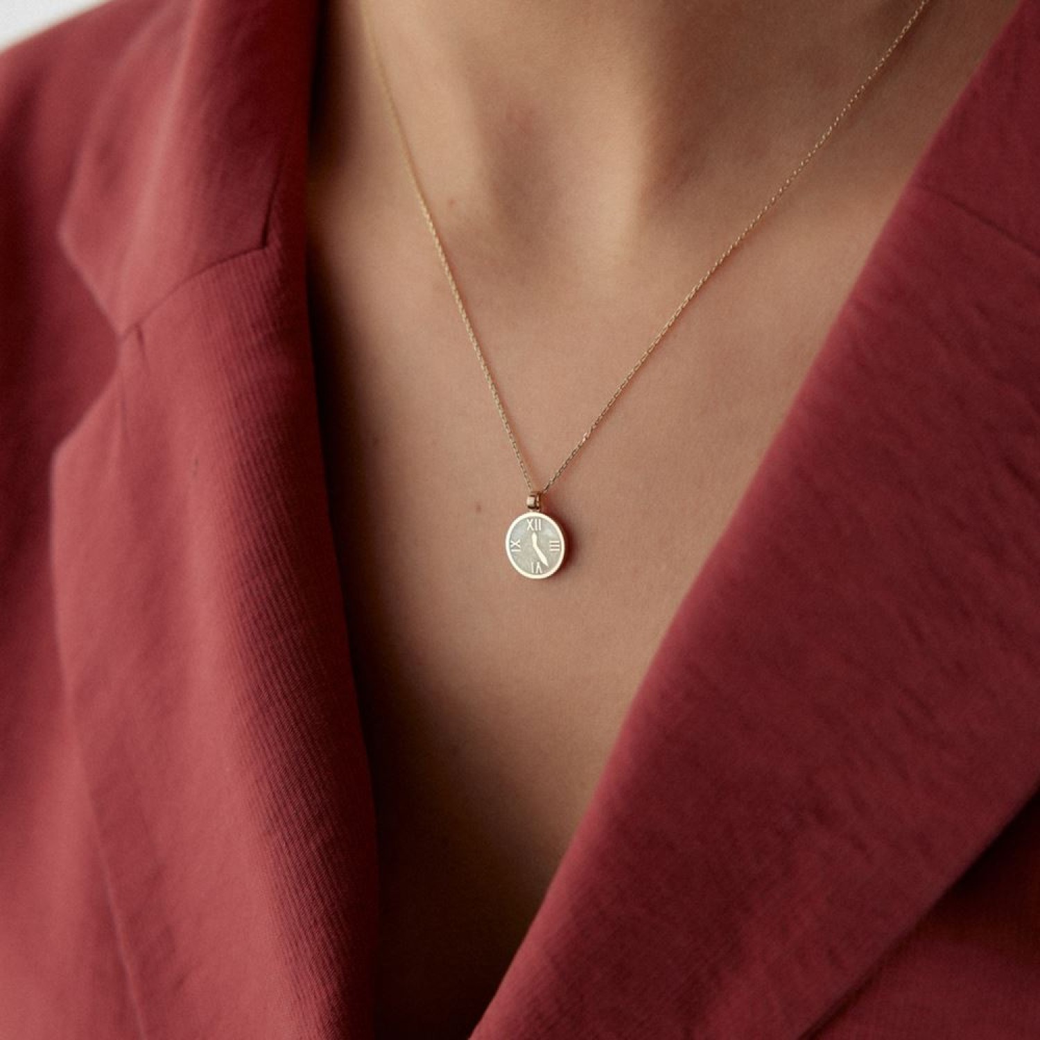 Beyaz Mineli Saat Kolye