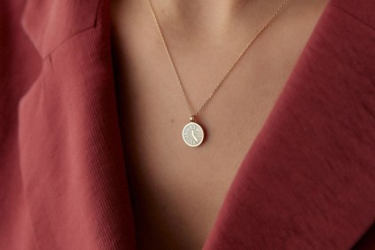 Beyaz Mineli Saat Kolye