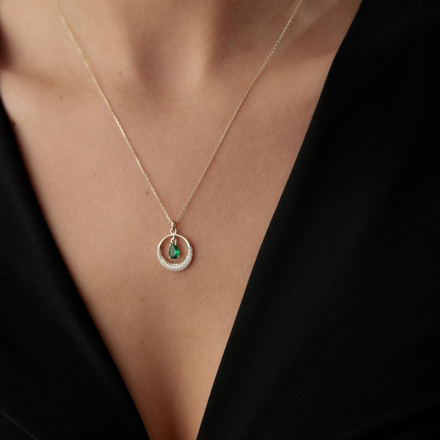 Damla Yeşil Taşlı Hilal Tasarım Kolye