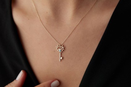 Kalpli Firüze Taşlı Anahtar Kolye