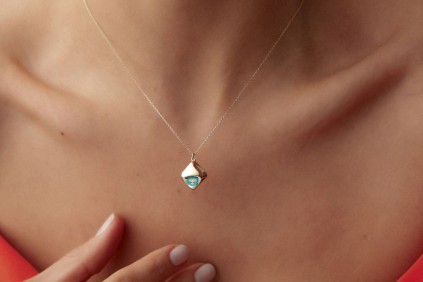 Oval Tasarımlı Mineli Kolye