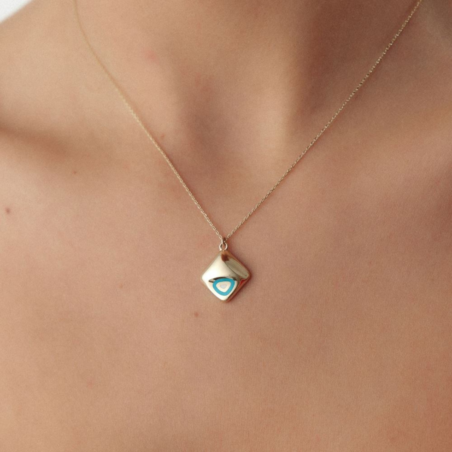 Oval Tasarımlı Mineli Kolye