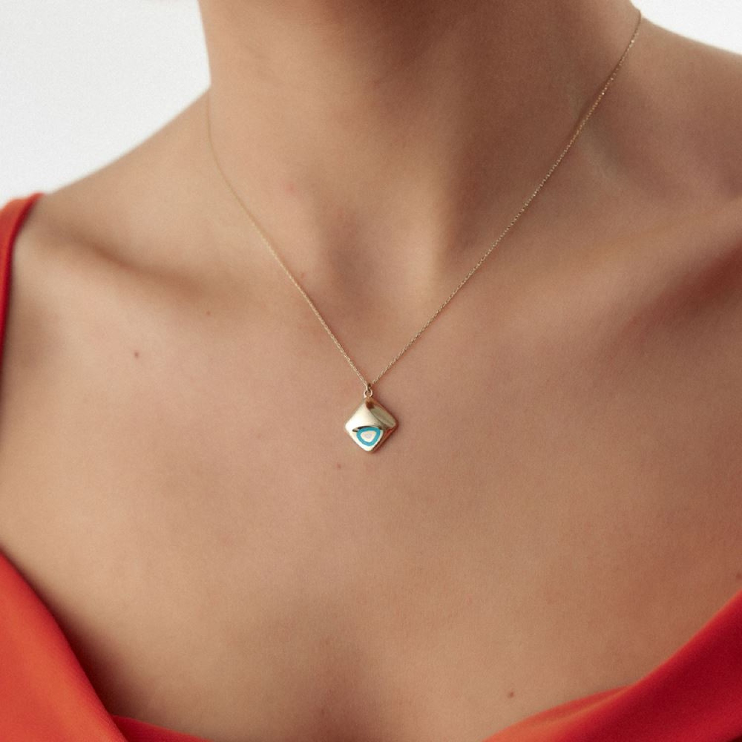 Oval Tasarımlı Mineli Kolye