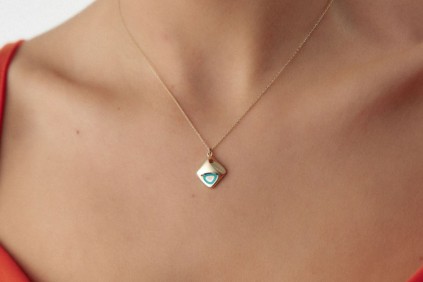 Oval Tasarımlı Mineli Kolye