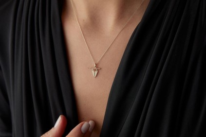 Çivi Tasarımlı Taşlı Kolye