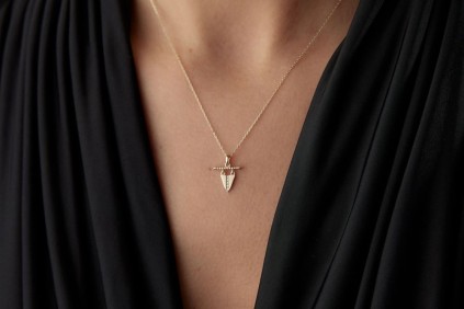 Çivi Tasarımlı Taşlı Kolye