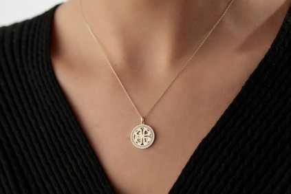 Yonca Kalpli Taşlı Kolye