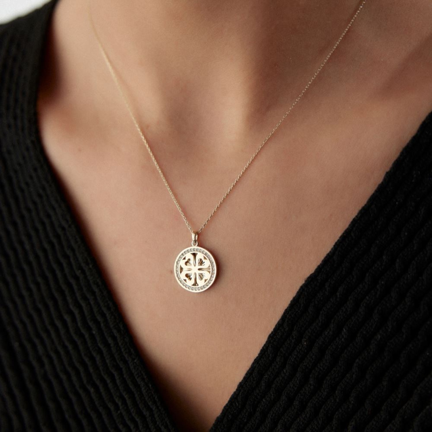 Yonca Kalpli Taşlı Kolye