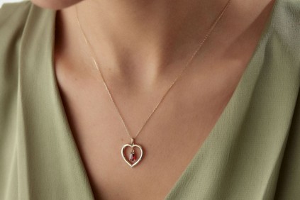 Kalpli Kırmızı Taşlı Kolye