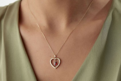 Kalpli Kırmızı Taşlı Kolye