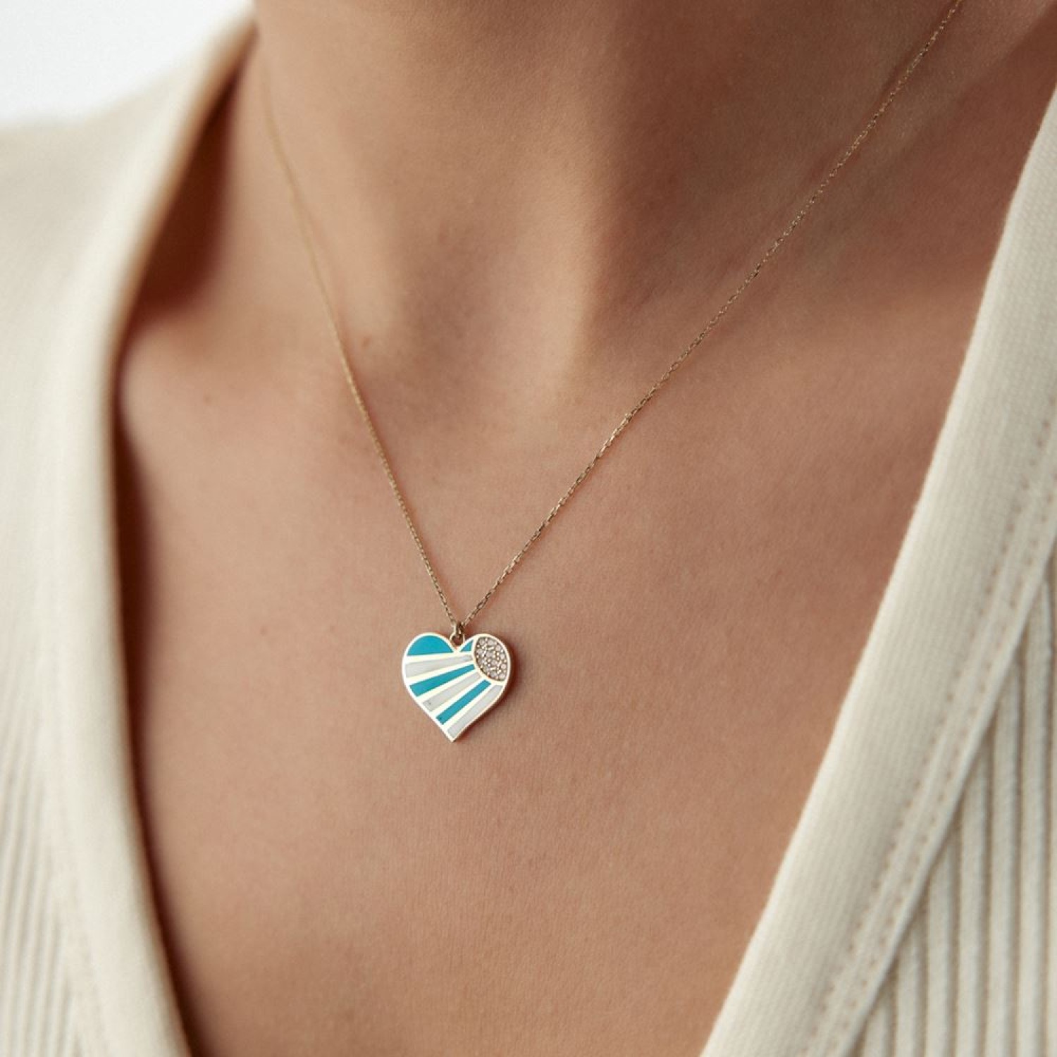 Kalp Mineli Taşlı Kolye