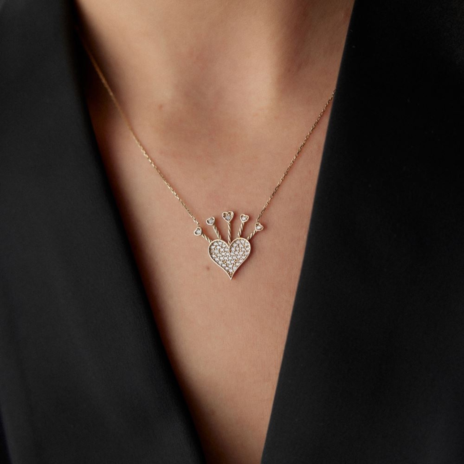 Kalpli Taşlı Kolye