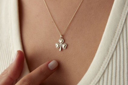 Yonca Kalp Taşlı Kolye