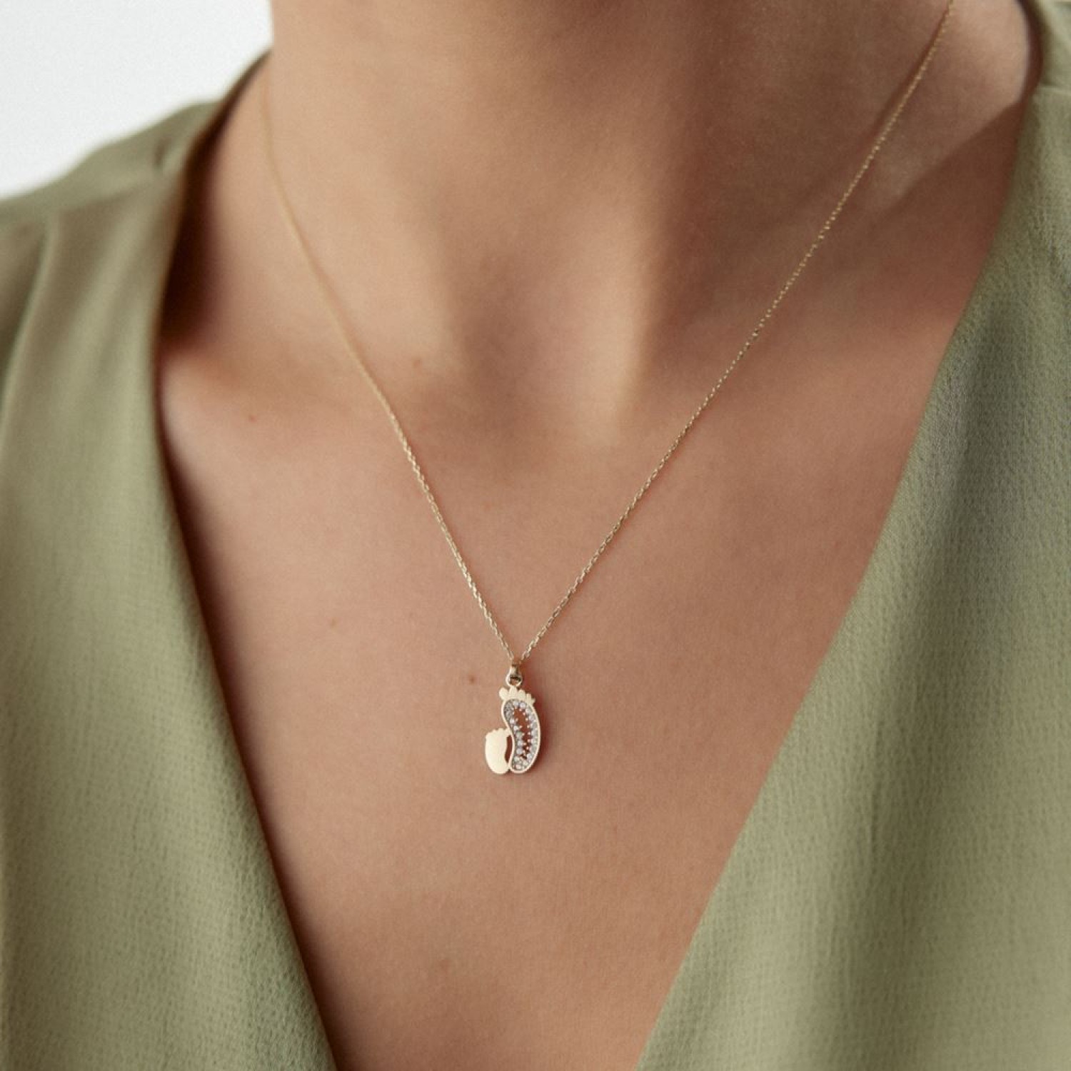 Ayak İzi Taşlı Kolye